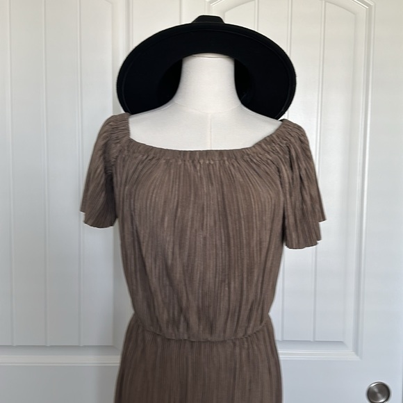 Pleated dress - Picture 2 of 2